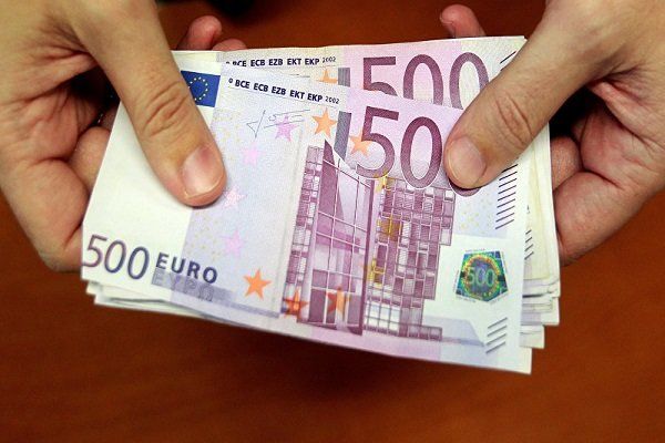 امتناع صرافی‌های بانکی از عرضه یورو به مشتریان 