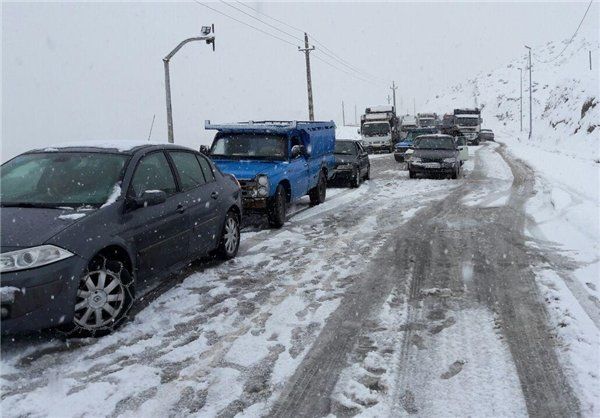 مسافران گرفتار در برف جاده های سبزوار امداد رسانی شدند