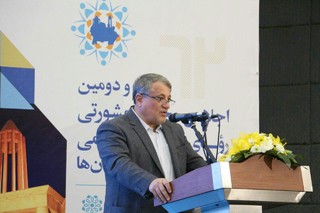 فضای همدلی موجود بین اعضای شورا و نیروهای شهرداری شهر همدان کمتر در تهران دیده می‌شود