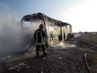 آتش سوزی اتوبوس مسافربری در محور نیشابور - سبزوار
