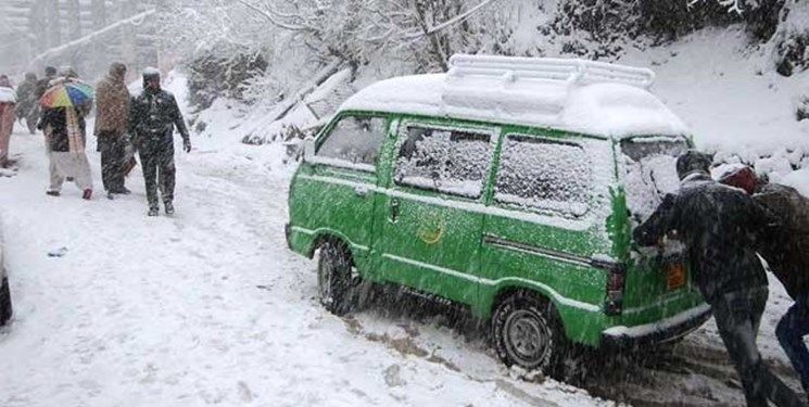 برف سنگین مسیرهای ارتباطی پاکستان را قطع کرد