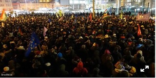 تظاهرات هزاران نفر از مردم مجارستان در مقابل مقر تلویزیون دولتی