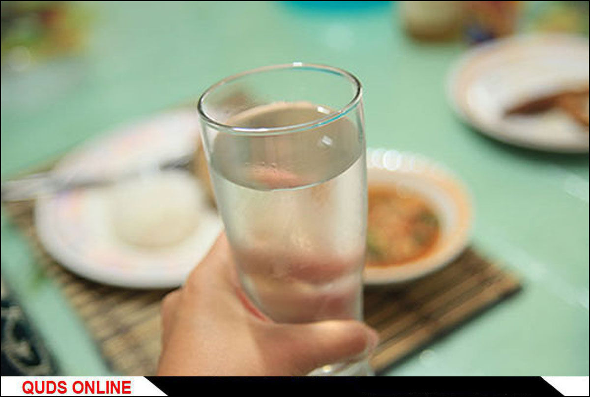 مضرات نوشیدن آب به هنگام خوردن غذا