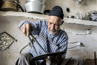 روایت پیرمرد نیشابوری از ۷۰ سال مسگری