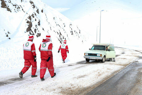 ۱۰ خانواده گرفتار در برف در لرستان نجات یافتند