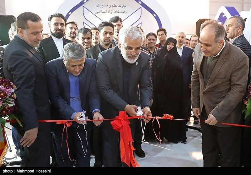 نمایشگاه دستاوردهای فناوری و پژوهشی دانشگاه آزاد اسلامی افتتاح شد
