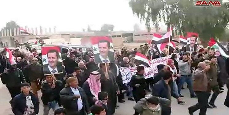 تظاهرات مردم "رقه" در حمایت از ارتش سوریه و اعتراض به تهدیدهای ترکیه