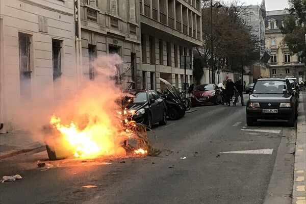 سفیر سوئد در فرانسه برای خاموش کردن آتش در بیرون سفارت دست به دامن همسایه‌ها شد