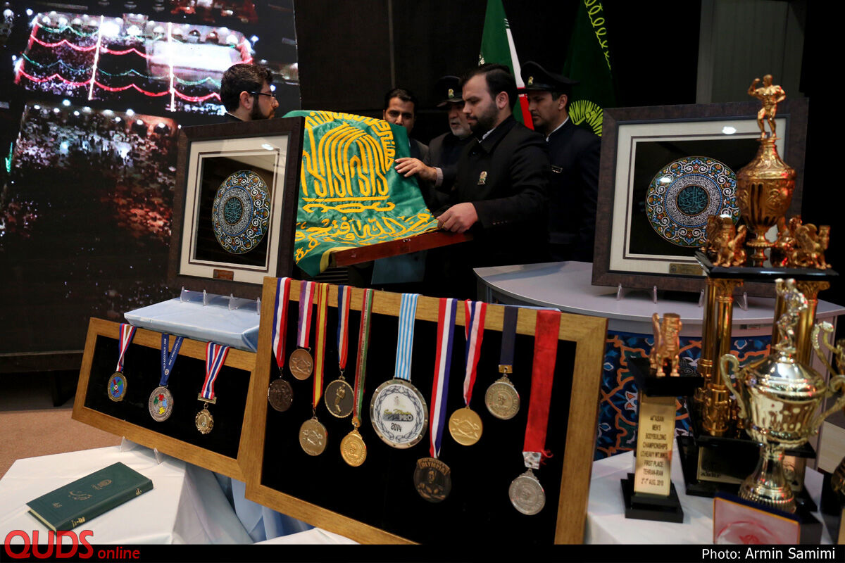 اهدای مدال های زنده یاد بیت الله عباسپور و جواد محجوب قهرمانان سابق جهان، به موزه آستان قدس رضوی