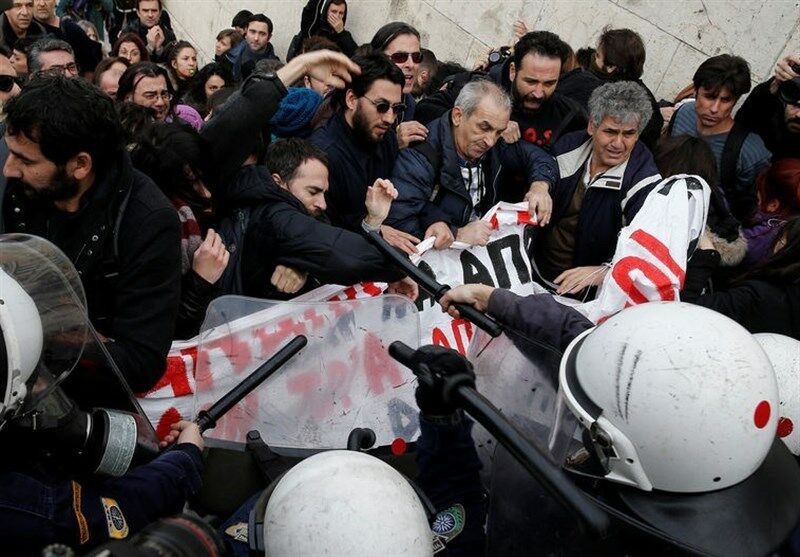 حمله پلیس یونان با گاز اشک آور به معلمان معترض
