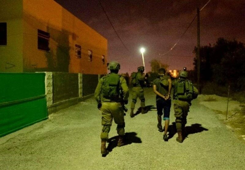 بازداشت ۱۰ فلسطینی در کرانه باختری/ سرقت نظامیان صهیونیست از منازل و کارگاه‌ها +تصاویر