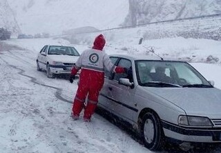 امدادرسانی امدادگران هلال احمر به ۲۴۲ فرد گرفتار در برف