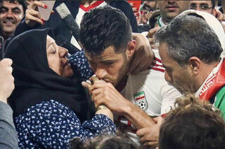 روایت مدافع تیم ملی فوتبال ایران از بوسیدن دست مادرش