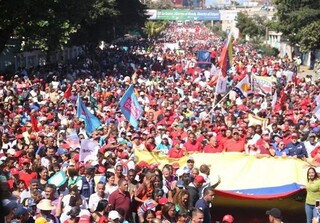 حامیان رئیس‌جمهوری ونزوئلا به خیابان‌ها سرازیر شدند