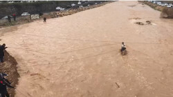 فیلم| نجات شهروند گرفتار شده در میان سیلاب رودخانه خشک شیراز