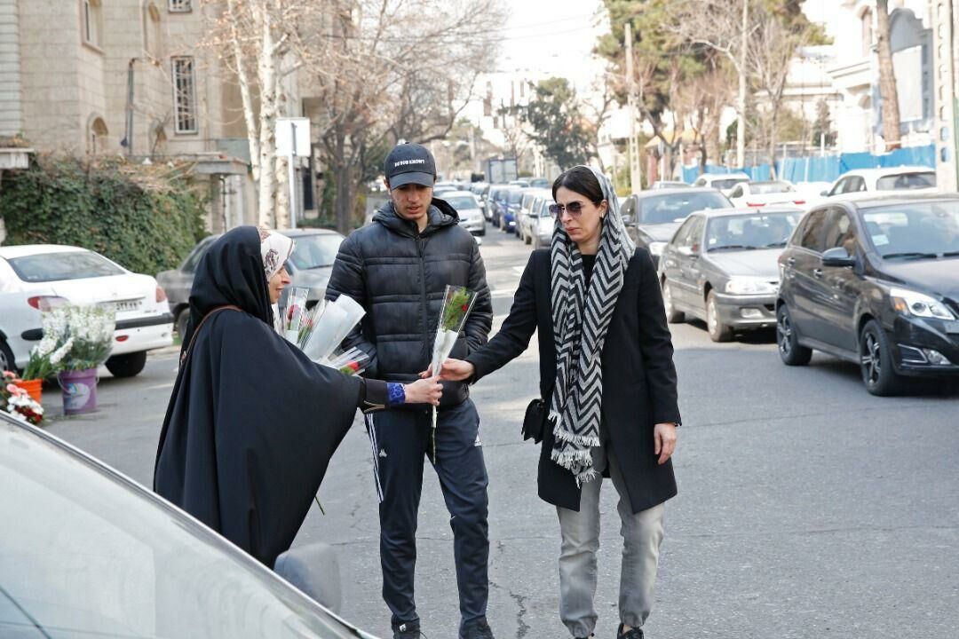 اهداء گل به بانوان تهرانی توسط ستاد احیاء امر به معروف و نهی از منکر