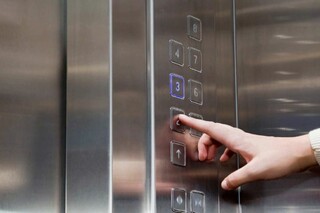 ۲۳۴ آسانسور دستگاه‌های اجرایی و اماکن عمومی غیر استاندارد است
