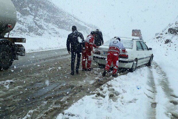امدادرسانی به ۲۵۰ خودروی گرفتار در برف و کولاک محور درگز به قوچان