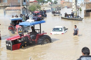 تلاش مردم برای جلوگیری از ورود سیلاب به روستاهای آق‌قلا