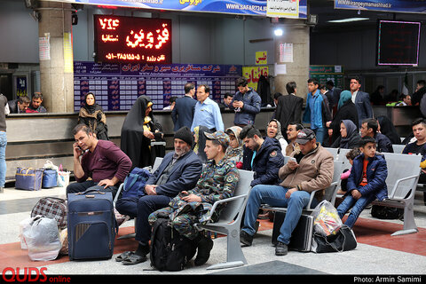 ورود زائران نوروزی مشهد از پایانه مسافربری امام رضا (ع)