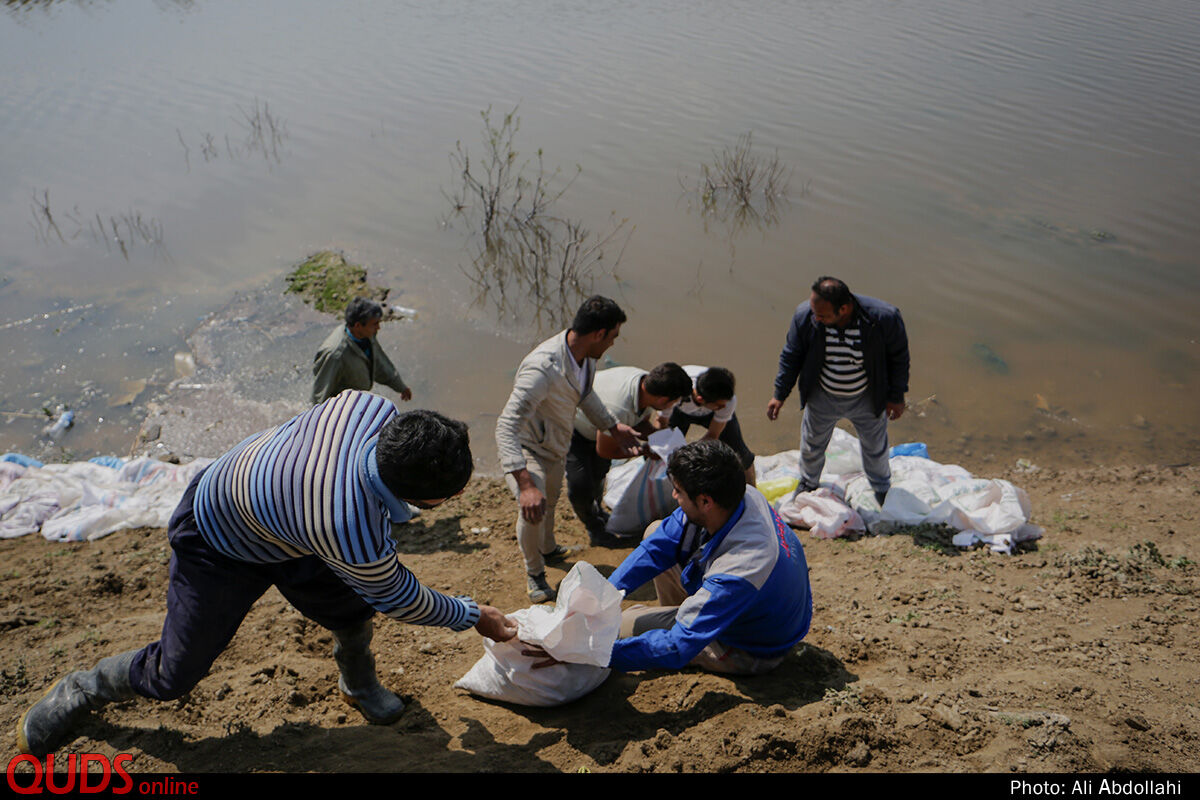 تلاش مردم برای جلوگیری از ورود سیلاب به روستا «یامپی» 