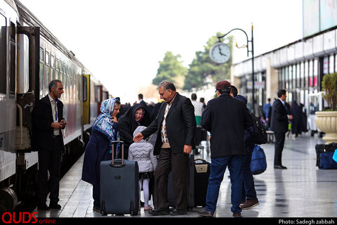 ورود زائران نوروزی مشهد در راه آهن مشهد 