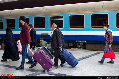 ورود زائران نوروزی مشهد در راه آهن مشهد 