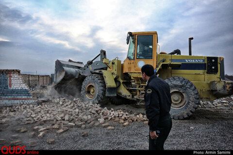 عملیات تخریب ۳۲ مورد تصرف اراضی و تغییر کاربری غیر مجاز با نظارت دادستانی مشهد انجام شد