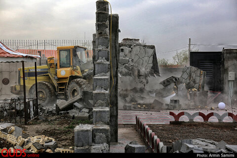 عملیات تخریب ۳۲ مورد تصرف اراضی و تغییر کاربری غیر مجاز با نظارت دادستانی مشهد انجام شد