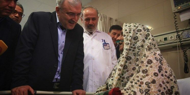 وزیر بهداشت از بیمارستان صحرایی در مسیر زائران پیاده امام رضا (ع) بازدید کرد
