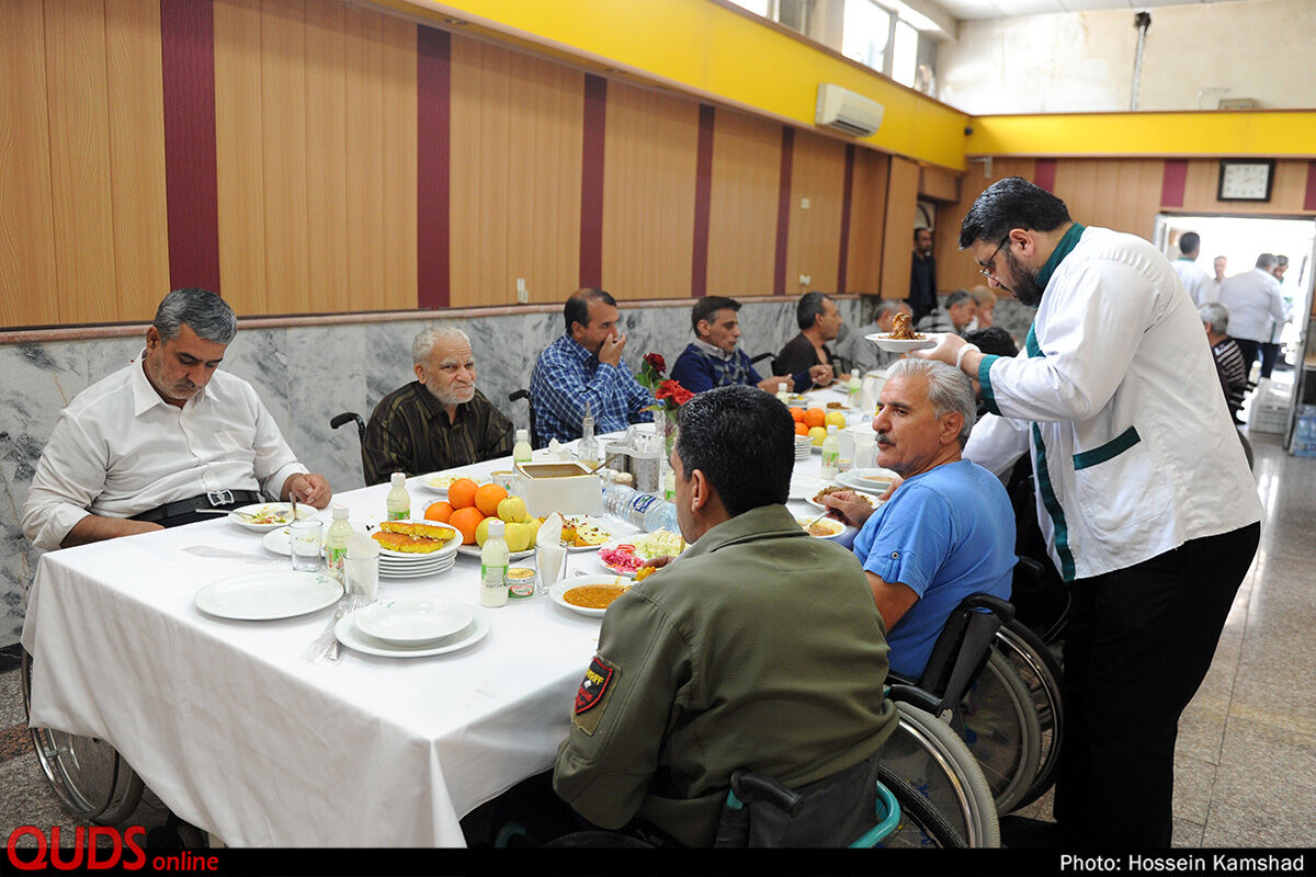 بازدید تولیت آستان قدس رضوی از جانبازان آسایشگاه امام خمینی
