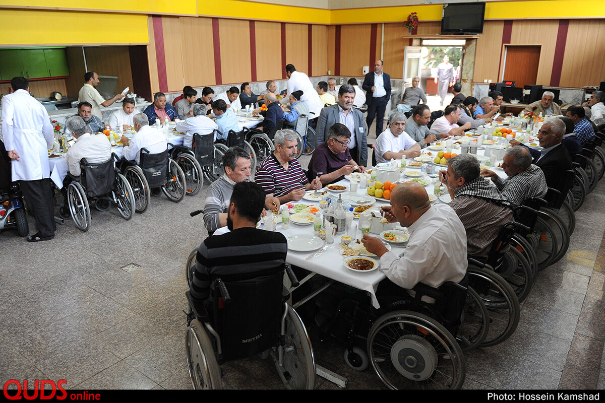 بازدید تولیت آستان قدس رضوی از جانبازان آسایشگاه امام خمینی
