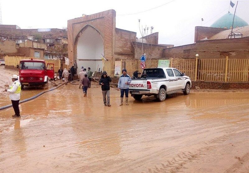 مسجد تاریخی کبودگنبد کلات از سیلاب تخلیه می‌شود