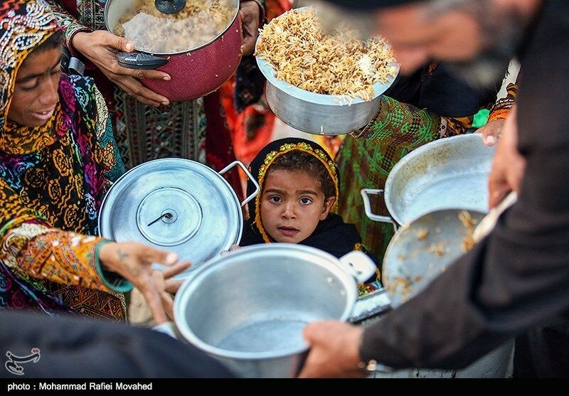 روزانه ۱۰۰۰ پرس غذای متبرک در میان سیل‌زدگان شهرستان کلات توزیع می‌شود