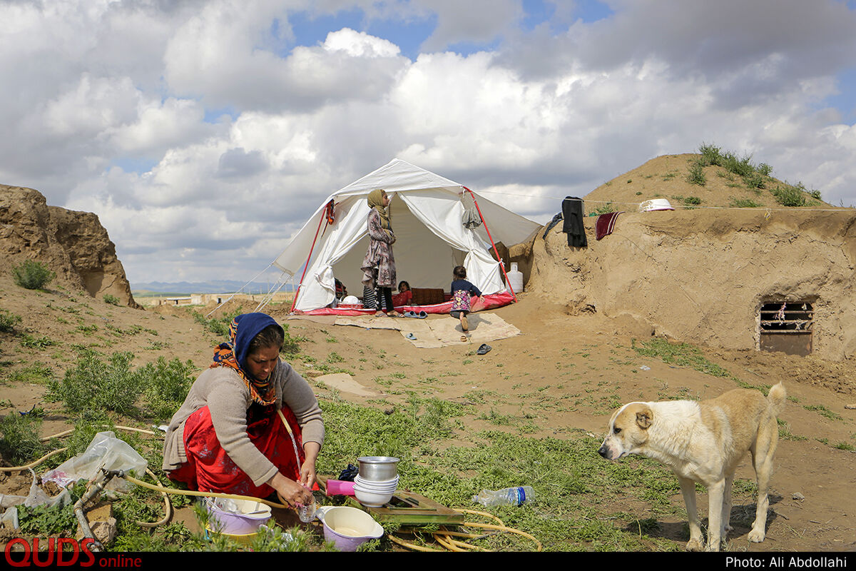 خانواده 5 نفره که اهل روستای چاله زرد سرخس، که به علت تخریب منزل مسکونی، در چادر هلال احمر اسکان دارند.