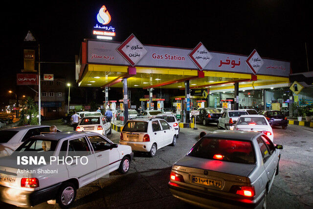 ازدحام مردم در جایگاه‌های سوخت‌گیری در پی شایعه افزایش قیمت بنزین