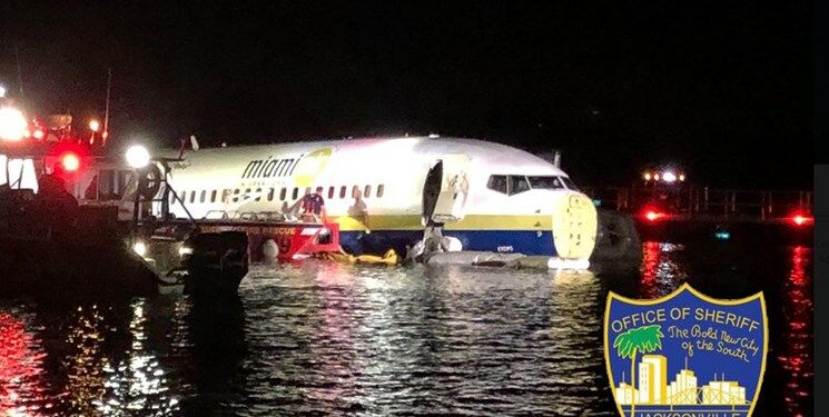 سقوط "بوئینگ ۷۳۷" آمریکا در رود فلوریدا

