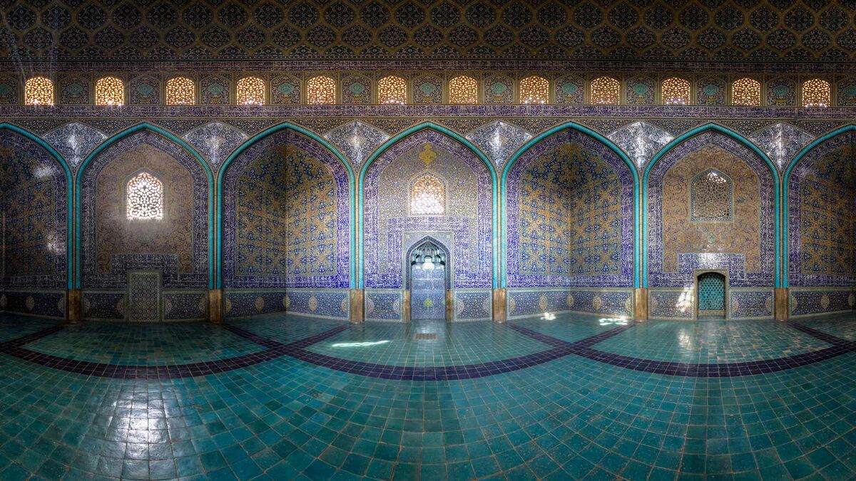 مسجدی با معماری منحصربفرد و گنبدی خیره‌کننده