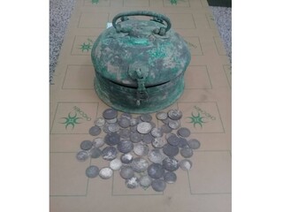 صندوقچه حاوی ۶۰ سکه قدیمی در فریمان کشف شد