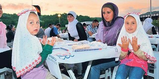 سنت های رمضانی در "بوسنی"؛ از شلیک توپ برای اعلام آغاز ماه تا اجرای برنامه ویژه "موکابله" 