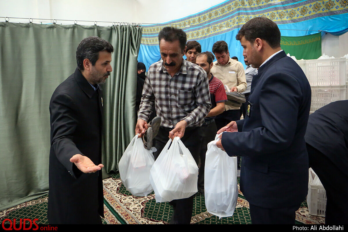 توزیع غذا متبرک مهمانسرای امام رضا علیه السلام در حاشیه شهر