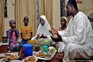 سنت های رمضانی در نیجریه؛ "ایکومومو" غذای محبوب نیجری ها در وعده افطار+تصاویر