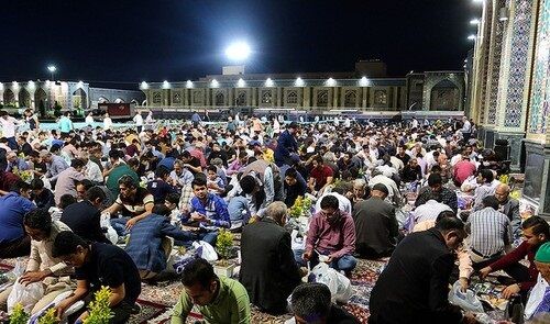 محرومین رشتخواری در ماه رمضان میهمان سفره  افطاری امام رضا(ع)  شدند