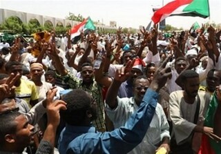 تحولات سودان| درگیری نظامیان با اعتصاب‌کنندگان در خارطوم/ ۳ معترض کشته و ۶۰ نفر دیگر زخمی شدند
