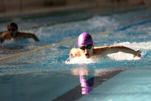 مسابقات شنای کارگران کشور در بجنورد آغاز شد