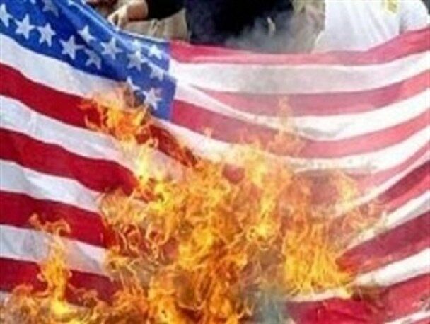 به آتش کشیدن پرچم آمریکا در رژه اقتدار ترامپ!

