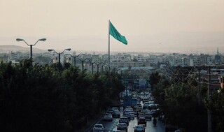 اهتزاز پرچم متبرک حرم امام رضا(ع) در پارک‌مردم همدان
