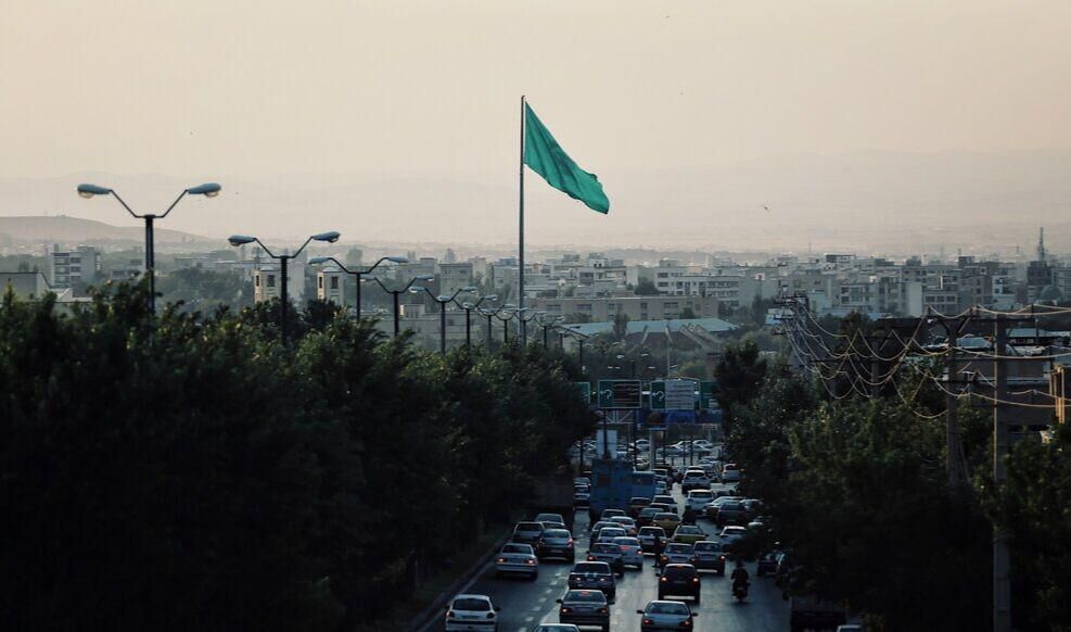 اهتزاز پرچم متبرک حرم امام رضا(ع) در پارک‌مردم همدان
