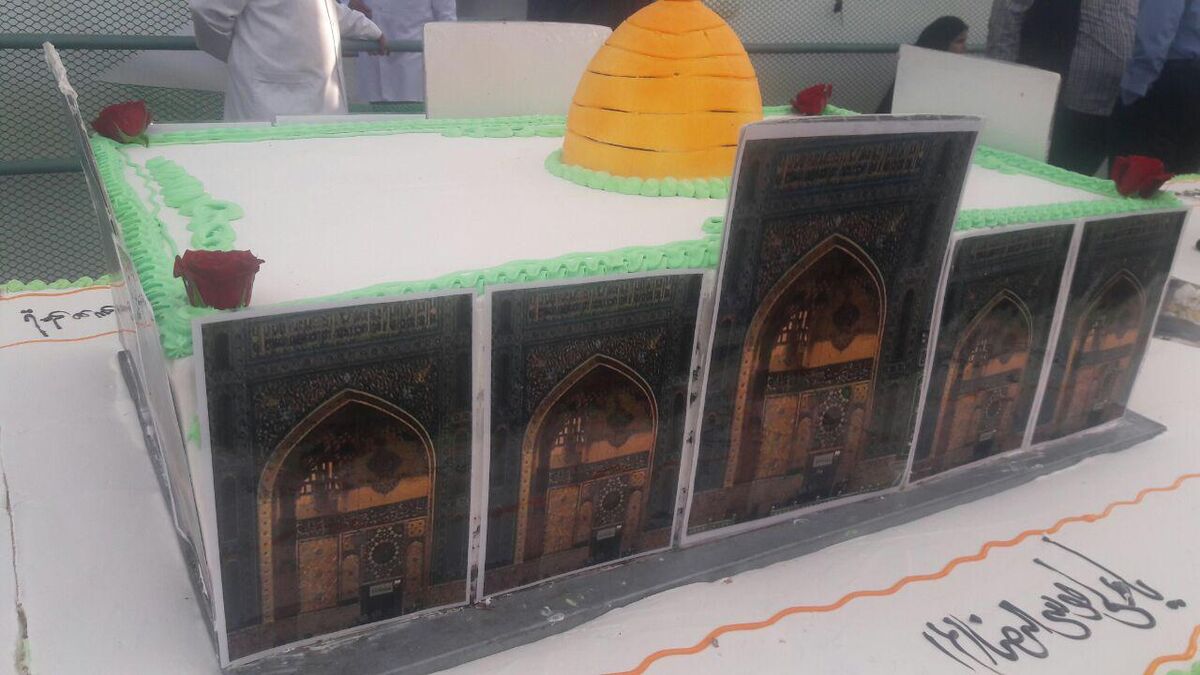 هفتمین کیک بزرگ امام رضا(ع) در میان زائران و مجاوران امام مهربانی‌ها توزیع شد