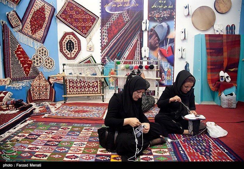 عرضه تولیدات زنان روستایی به زائران در مشهد